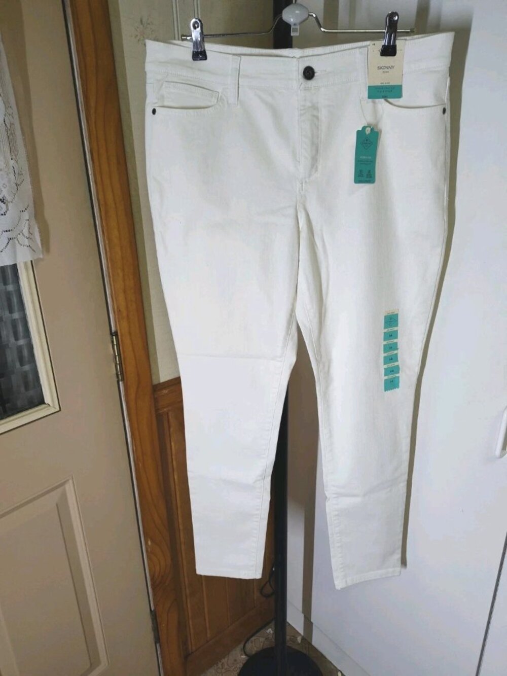 St. John’s Bay Women’s Sz 14 White Denim Skinny Leg Mid Rise Jeans Stretch